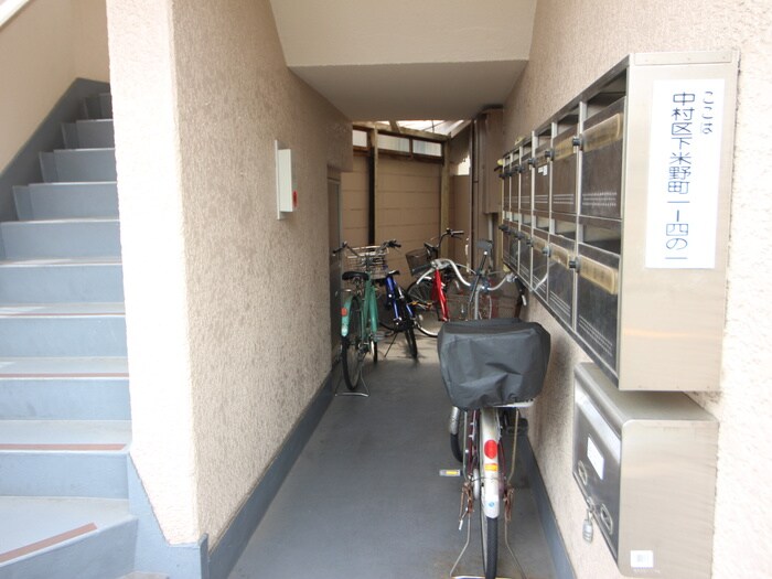 物件外観写真4　(エントランス部分)