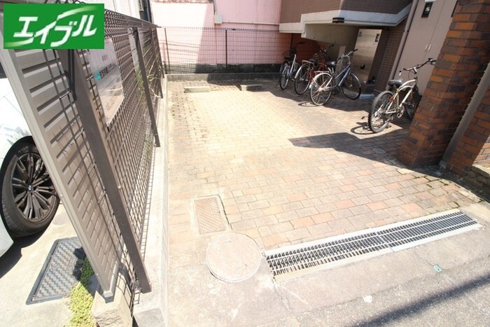 物件外観写真5　(駐車場)