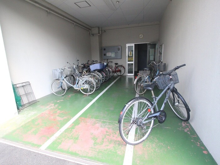物件外観写真4　(駐輪場)