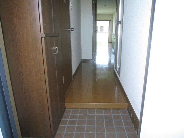 物件内観写真4　(玄関)