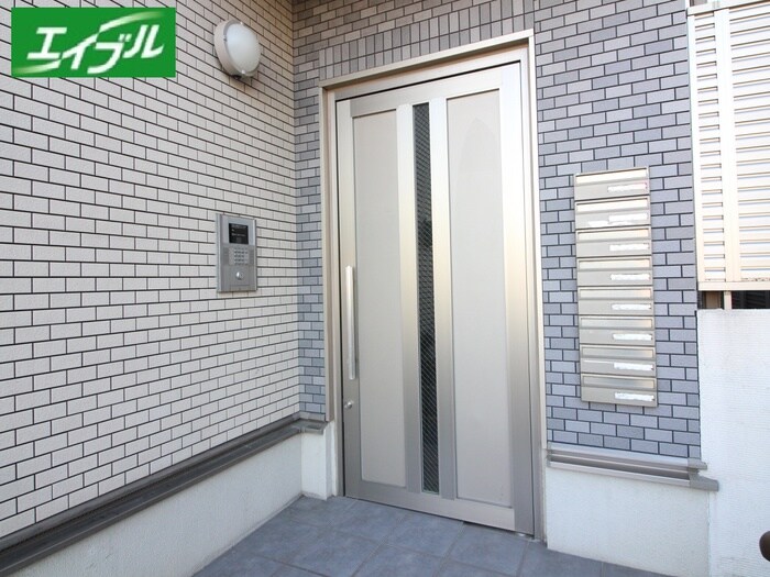 物件外観写真4　(エントランス部分)