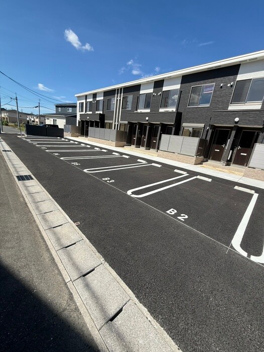 物件外観写真3　(駐車場)