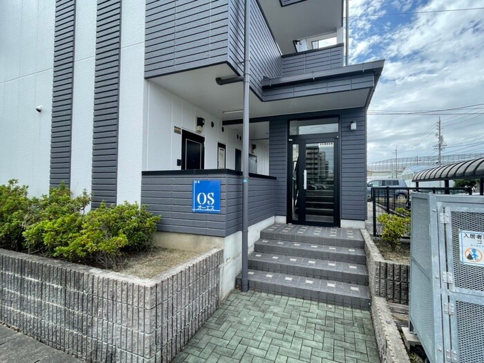 物件外観写真2　(エントランス部分)