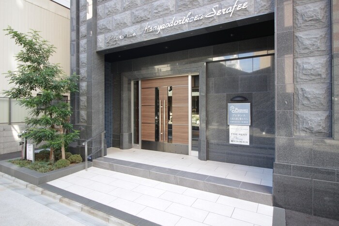 物件外観写真2　(エントランス部分)