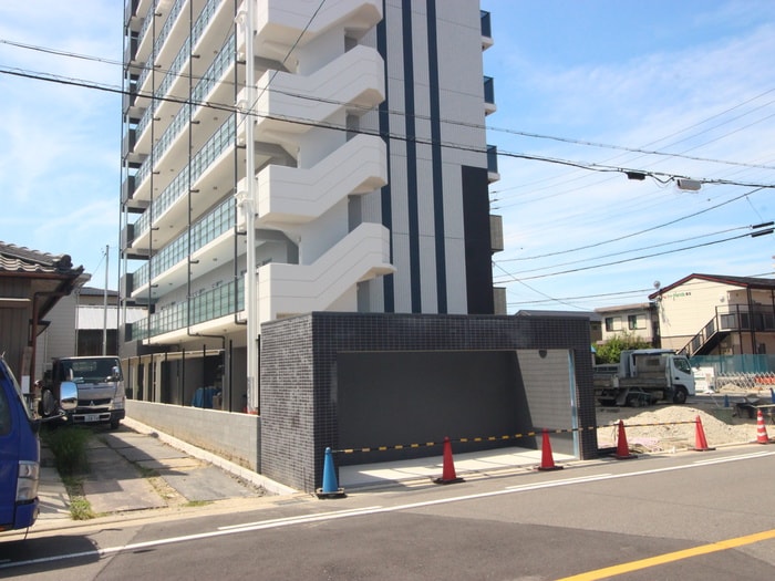 物件外観写真5　(エントランス部分)