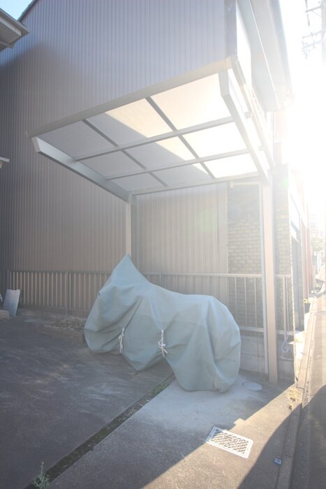 物件外観写真3　(バイク置き場)