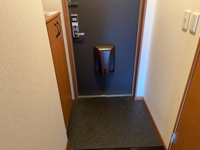 物件内観写真4　(玄関)