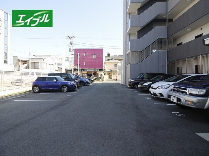 物件外観写真3　(駐車場)