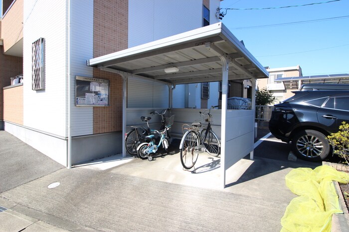 物件外観写真4　(駐輪場)