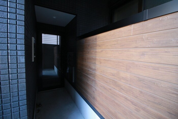 物件外観写真3　(エントランス部分)