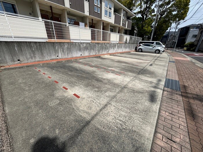 物件外観写真4　(駐車場)