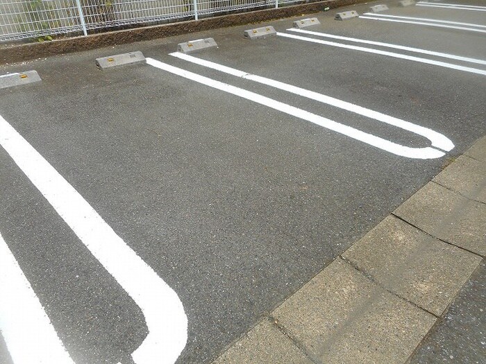 物件外観写真3　(駐車場)