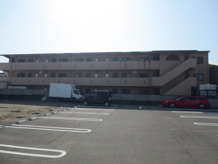 物件外観写真3　(駐車場)