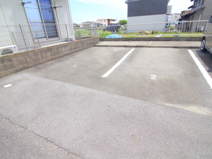 物件外観写真4　(駐車場)