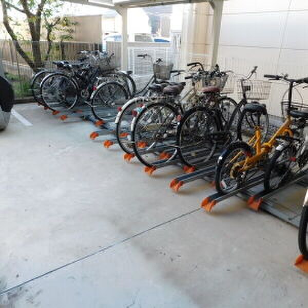 物件外観写真4　(駐輪場)