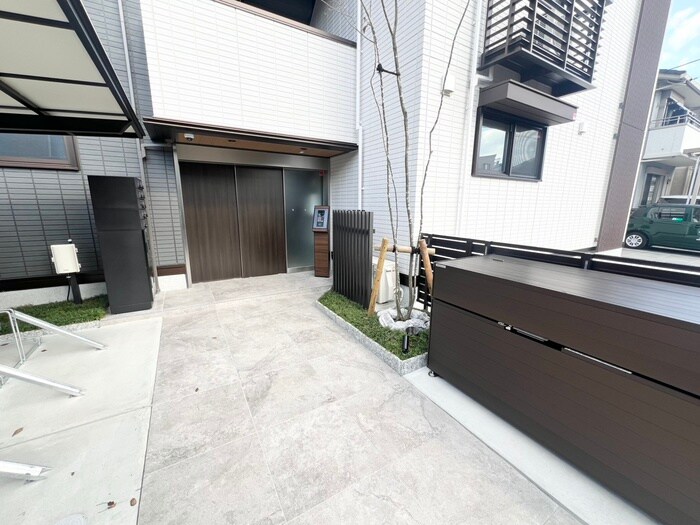 物件外観写真3　(エントランス部分)