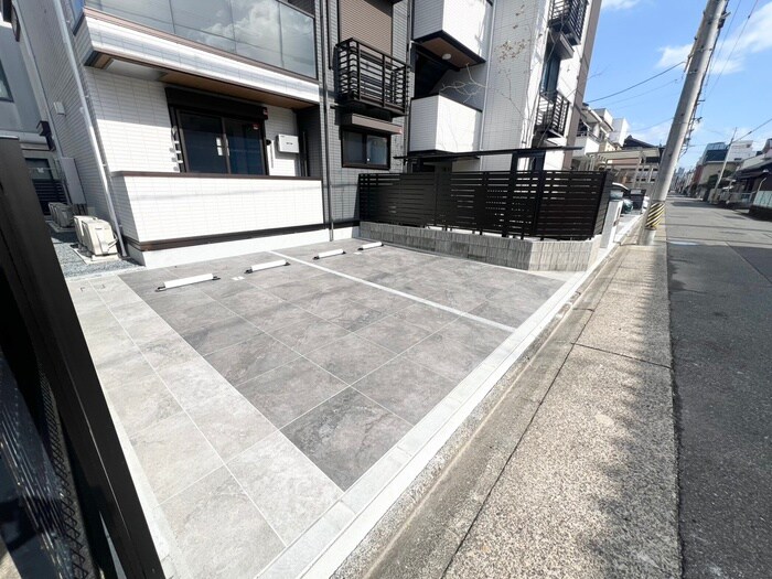 物件外観写真4　(駐車場)