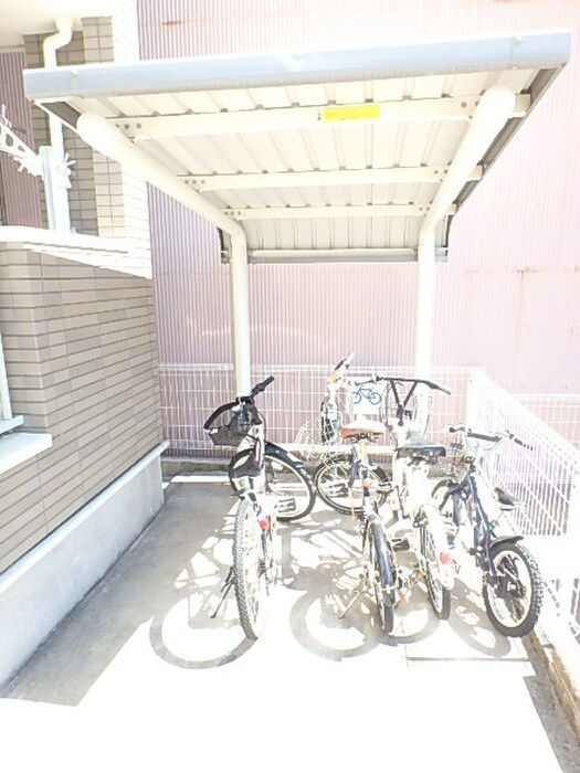 物件外観写真4　(駐輪場)