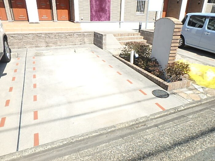 物件外観写真5　(駐車場)