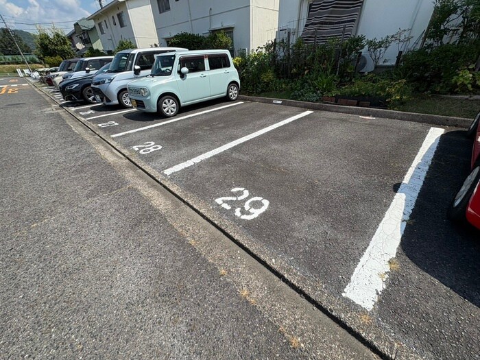 物件外観写真4　(駐車場)