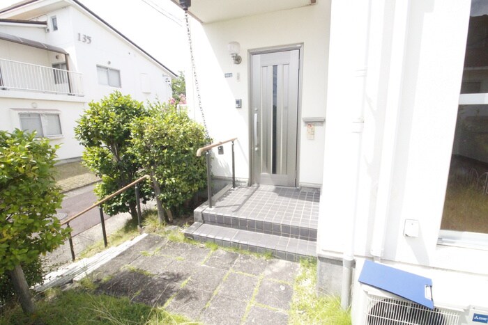 物件外観写真6　(エントランス部分)