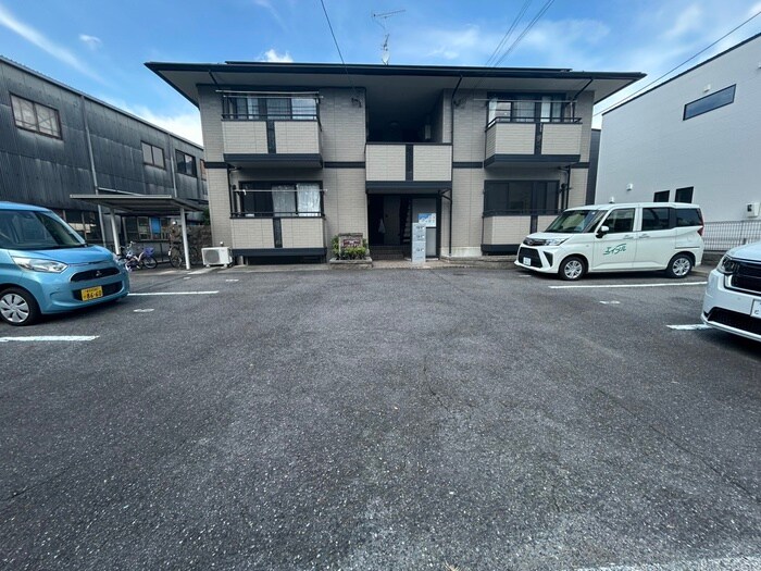 物件外観写真3　(駐車場)