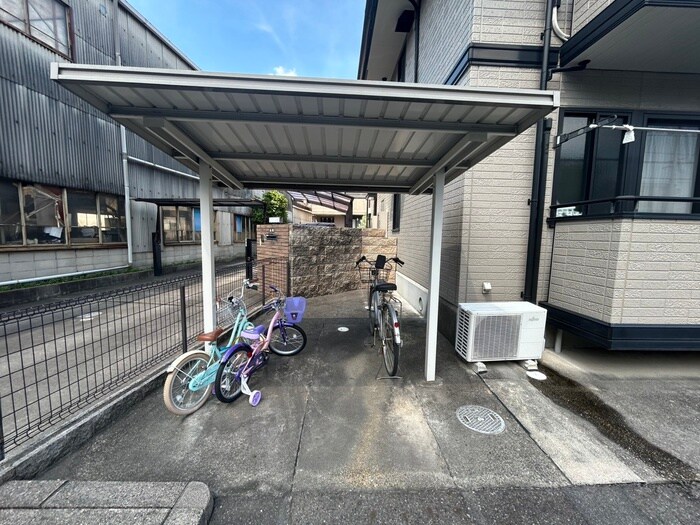 物件外観写真4　(駐輪場)