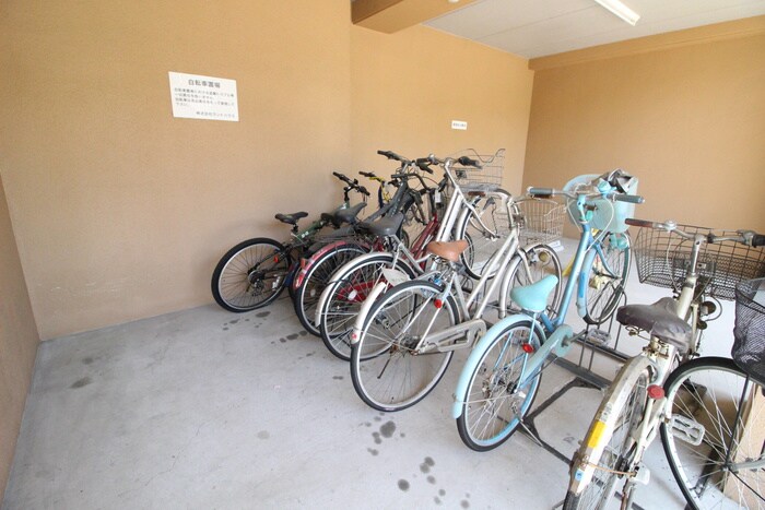 物件外観写真4　(駐輪場)