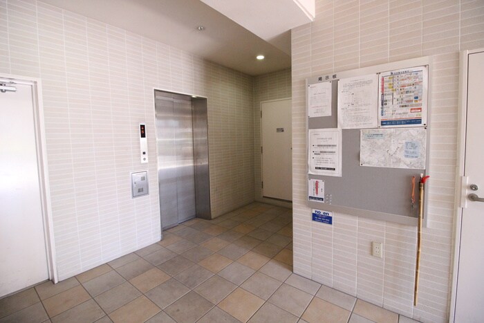 物件外観写真6　(エントランス部分)