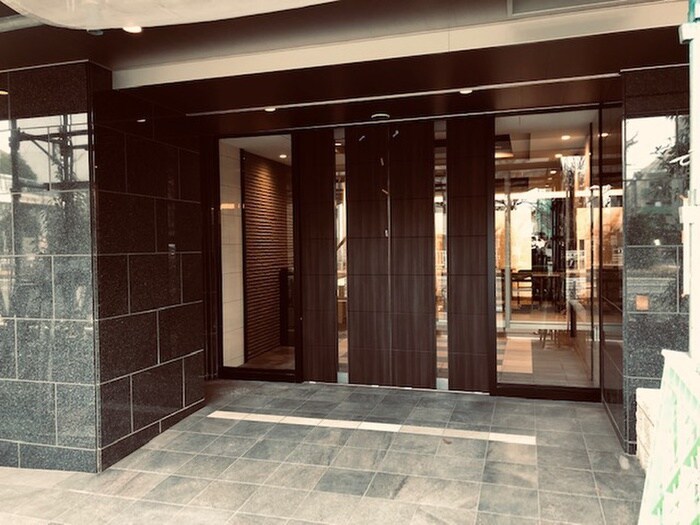 物件外観写真2　(エントランス部分)