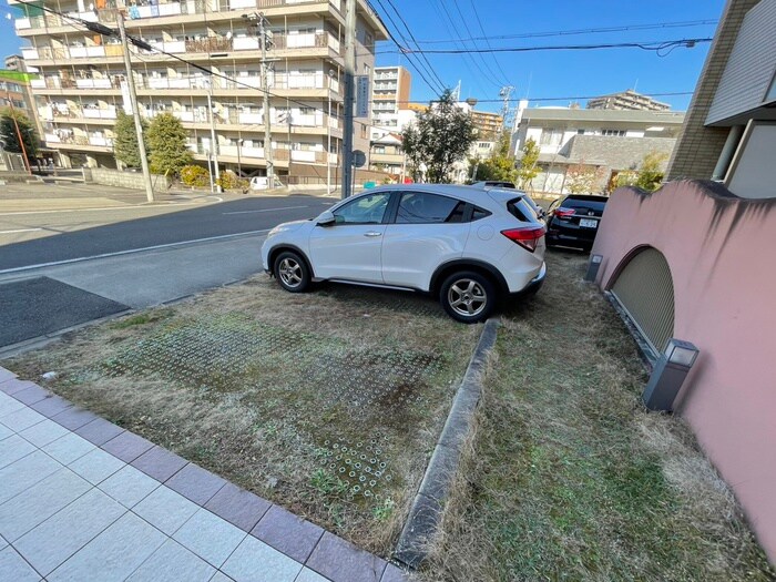 物件外観写真2　(駐車場)