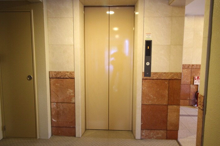 物件外観写真4　(エントランス部分)