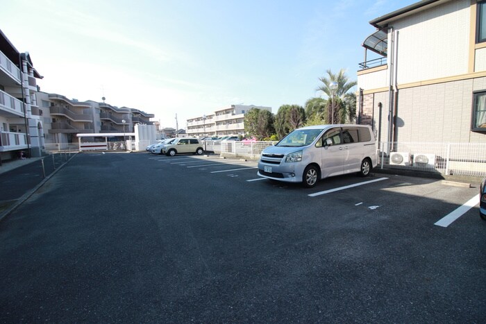 物件外観写真6　(駐車場)