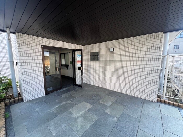 物件外観写真4　(エントランス部分)