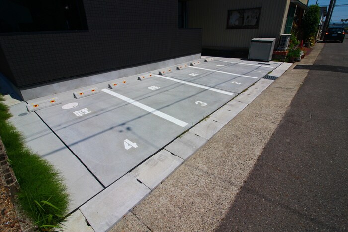 物件外観写真4　(駐車場)