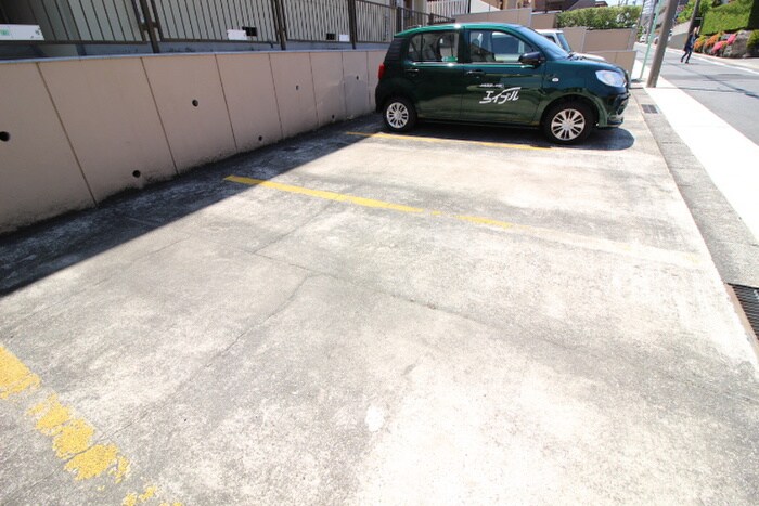 物件外観写真4　(駐車場)