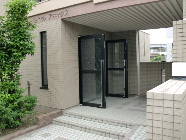 物件外観写真2　(エントランス部分)