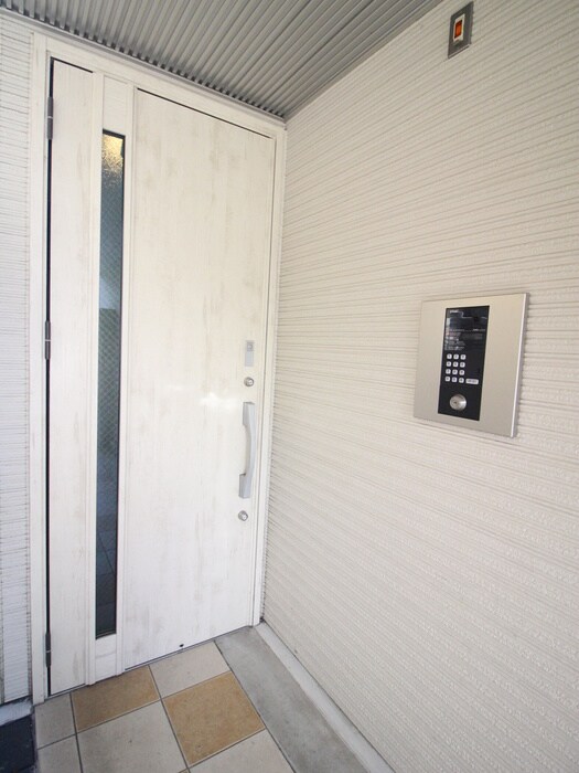 物件外観写真4　(エントランス部分)