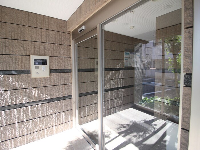 物件外観写真2　(エントランス部分)