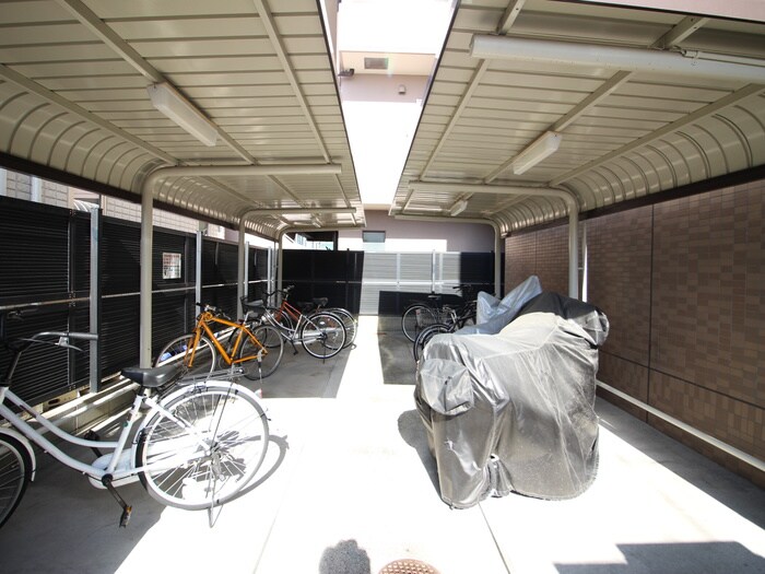 物件外観写真4　(駐輪場)