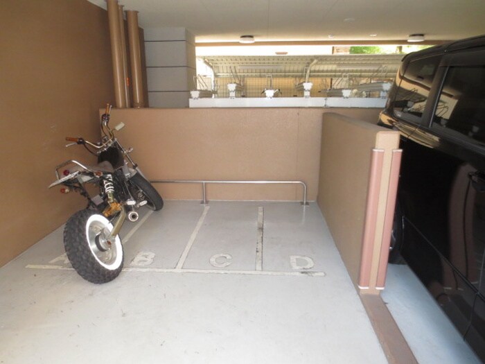 物件外観写真4　(バイク置き場)