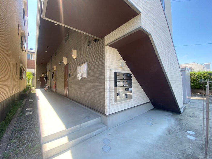 物件外観写真2　(エントランス部分)