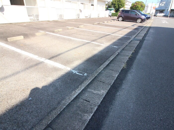 物件外観写真4　(駐車場)