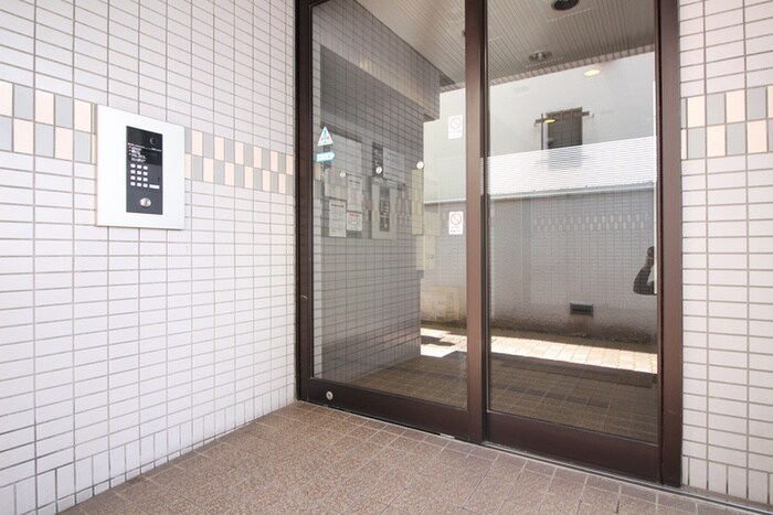 物件外観写真2　(エントランス部分)