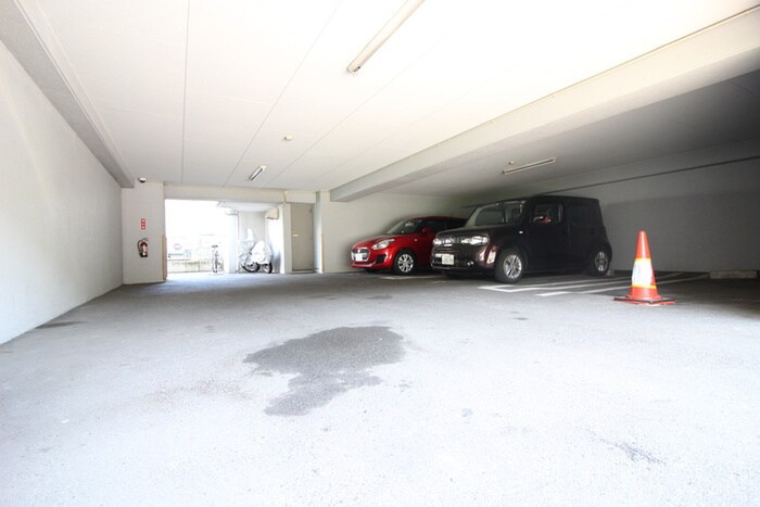 物件外観写真3　(駐車場)