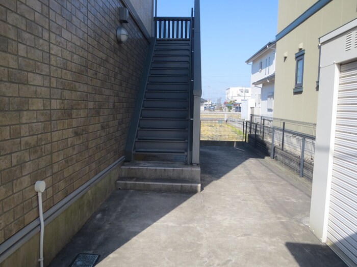 物件外観写真5　(エントランス部分)