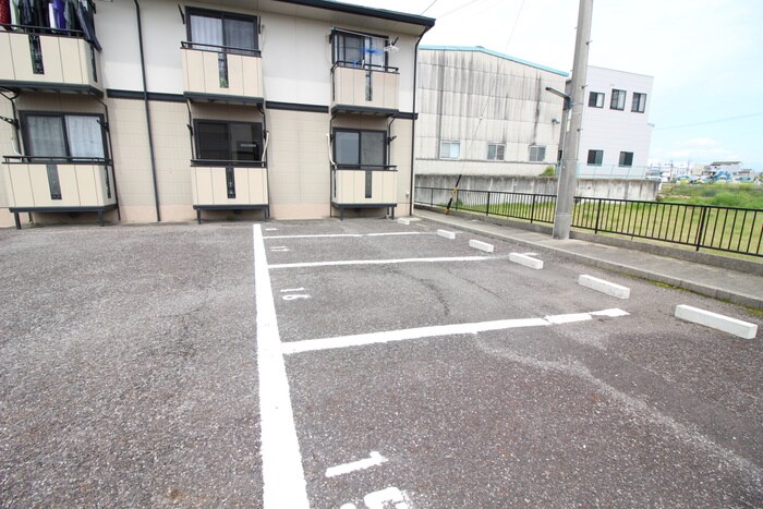 物件外観写真3　(駐車場)