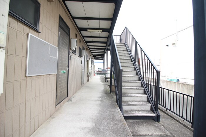 物件外観写真6　(エントランス部分)