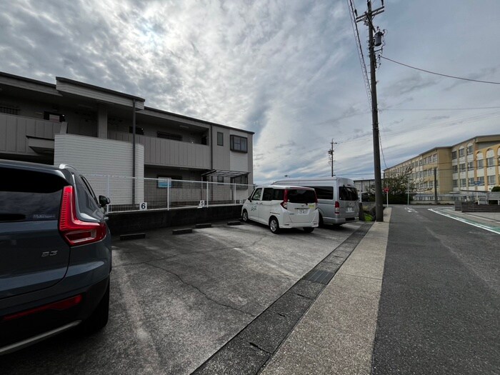 物件外観写真6　(駐車場)