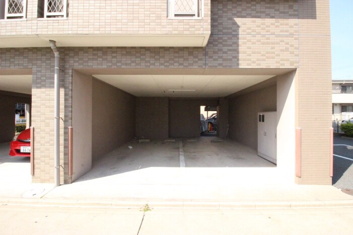 物件外観写真4　(駐車場)